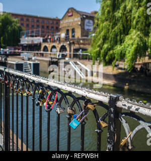 lovelocks à la serrure de camden. cadenas sur la clôture. Banque D'Images