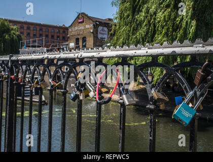 lovelocks à la serrure de camden. cadenas sur la clôture. Banque D'Images