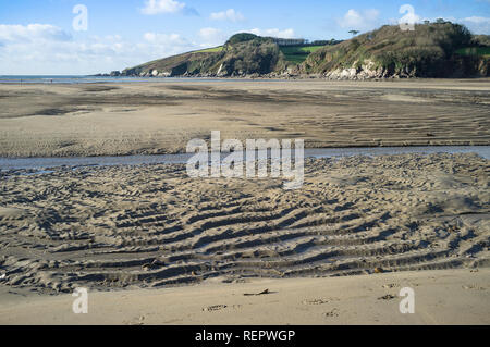 Voir l'exploitation des sables bitumineux sur Wonwell ridée de plage à marée basse, de Kingston, South Hams, Devon, UK Banque D'Images