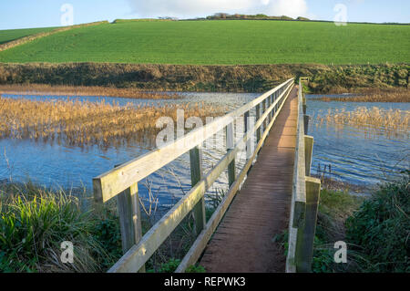 Passerelle au-dessus de l'entrée marémotrice des lits d'enfant à Mill Valley, Thurlestone, South Hams, Devon, Royaume-Uni Banque D'Images