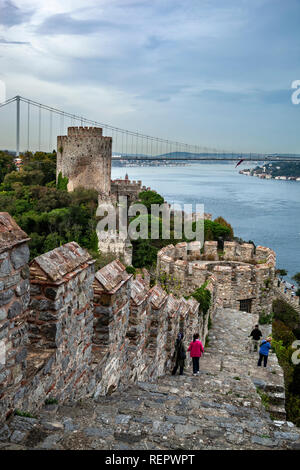 Forteresse Rumeli (Forteresse de l'Europe), pont Fatih Sultan Mehmet et détroit de Bosphore, Istanbul, Turquie Banque D'Images