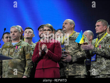 Ioulia Timochenko, leader de l'Ukrainian Батьківщина (Patrie) parti politique, avec l'armée ukrainienne centre vu pendant la fête des anciens combattants"s congrès à Kiev. Le congrès de l'parti Batkivshchyna (Patrie) nommé Ioulia Timochenko comme un candidat à l'élection présidentielle en Ukraine. Banque D'Images