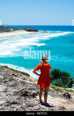 Une fille à la Gorge du Nord à pied face à la mer, Point Lookout, North Stradbroke Island, Queensland, Australie Banque D'Images