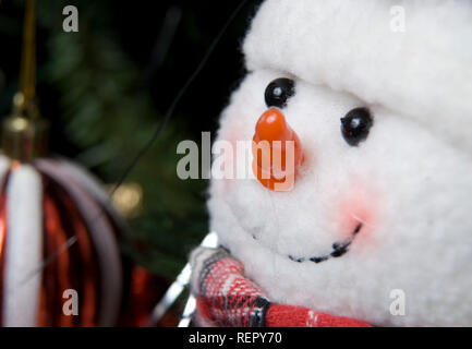 Le Snowman Christmas ornament hanging on tree, USA. Banque D'Images