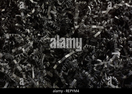 Close up of plissée noir râpé paper box de remplissage pour l'expédition des articles fragiles pour éviter des dommages et bris Banque D'Images