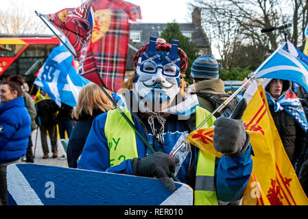 Les partisans de SNP holding un rassemblement à l'extérieur du Parlement écossais à Édimbourg, appelant à un second référendum sur l'indépendance. Banque D'Images