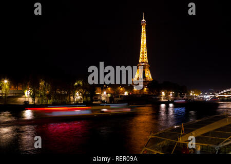 PARIS, FRANCE - 9 novembre 2018 - Tour Eiffel l'éclairage de nuit. La Tour Eiffel est le monument le plus visité en France Banque D'Images