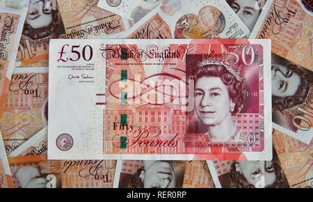 Banque d'Angleterre 50 € remarque avec les nouveaux billets en polymère £10 à l'arrière-plan Banque D'Images