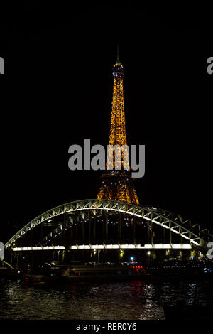 PARIS, FRANCE - 9 novembre 2018 - Tour Eiffel l'éclairage de nuit. La Tour Eiffel est le monument le plus visité en France Banque D'Images