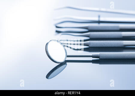 Instruments dentaires. Outils de dentistes sur fond de miroir. Banque D'Images