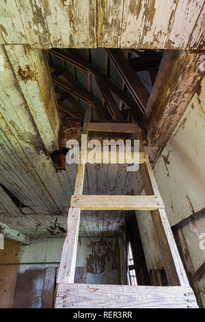 Vieux bois gris échelle menant au grenier à la main à l'intérieur d'un old weathered barn Banque D'Images