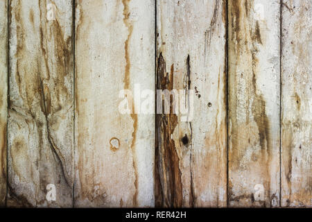 Close-up des planches en bois peint en blanc avec des taches d'eau et la moisissure à l'intérieur une vieille grange Banque D'Images