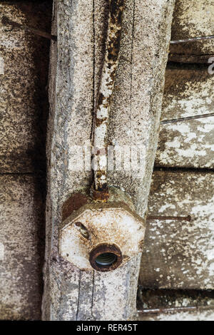 Close-up de l'appareil d'éclairage vide et s'est évanoui en bois peint blanc plafond revêtus avec les tâches d'eau à l'intérieur une vieille grange Banque D'Images