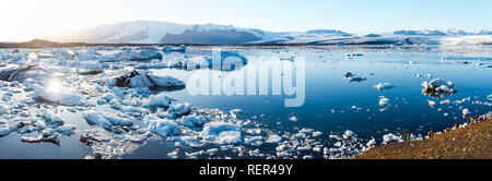 Lagune glaciaire spectaculaire en Islande avec des icebergs Banque D'Images