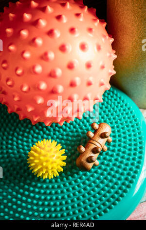 Massage vous-même, la composition des différents outils isolé sur blanc. L'auto-massage tissus profonds concept. Balle hérissée, rouleau en mousse, rouleau en bois, demi-balan Banque D'Images