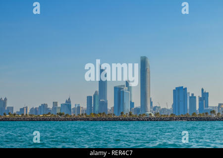 La ville d'Abu Dhabi Corniche le long beach prises à partir d'un bateau en eau Banque D'Images