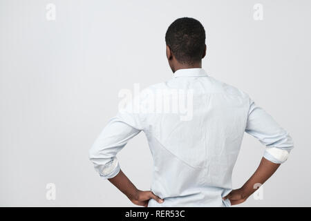 African American guy, en chemise blanche, de se retourner vers la caméra en tant qu'il est offensé. Banque D'Images