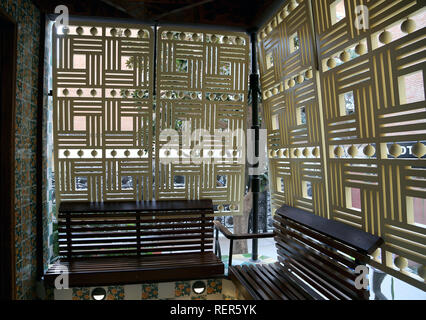 Casa Vicens, construit de 1883 à 1885. Premier projet de l'architecte Gaudí. Les stores et des bancs dans le balcon de la façade ouest. Banque D'Images