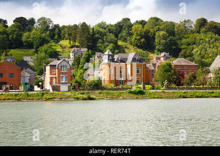 Maisons à Dinant, vue à partir de la Meuse en Belgique. Banque D'Images