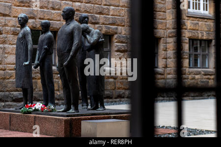 Dresde, Allemagne. 22 janvier, 2019. Le groupe sculpture 'résistants' par Wittig Arnd se tient sur le terrain de la Münchner Platz Memorial. Dans la cour de l'immeuble complexe il y a une chute de la machine qui a servi à l'épée d'exécuter les peines de mort pendant l'occupation soviétique et la dictature de la RDA. Un total de plus de 1 300 personnes ont perdu la vie ici. Credit : Monika Skolimowska/dpa-Zentralbild/dpa/Alamy Live News Banque D'Images