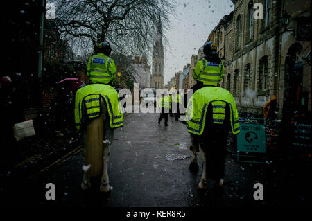 Oxford, UK. 22 janvier, 2019. Les manifestants à l'extérieur de l'oxford union comme Marion Marechal-Le-Pen donneront une conférence à l'oxford union européenne -L'une des plus anciennes sociétés de countrys débat Crédit : Stuart emmerson/Alamy Live News Banque D'Images