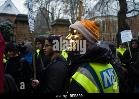 Oxford, UK. 22 janvier, 2019. Les manifestants à l'extérieur de l'oxford union comme Marion Marechal-Le-Pen donneront une conférence à l'oxford union européenne -L'une des plus anciennes sociétés de countrys débat Crédit : Stuart emmerson/Alamy Live News Banque D'Images