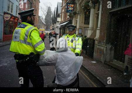 Oxford, UK. 22 janvier, 2019. Les manifestants à l'extérieur de l'oxford union comme Marion Marechal-Le-Pen donneront une conférence à l'oxford union européenne -L'une des plus anciennes sociétés de countrys débat Crédit : Stuart emmerson/Alamy Live News Banque D'Images