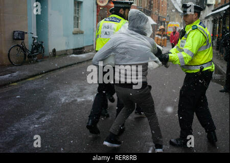 Oxford, UK. 22 janvier, 2019. Les manifestants à l'extérieur de l'oxford union comme Marion Marechal-Le-Pen donneront une conférence à l'oxford union européenne -L'une des plus anciennes sociétés de countrys débat Crédit : Stuart emmerson/Alamy Live News Banque D'Images