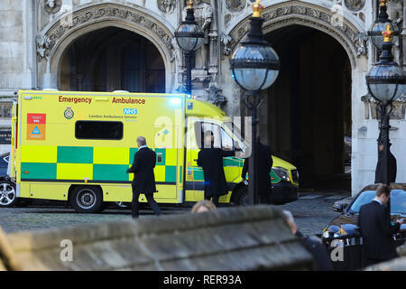 Londres, Royaume-Uni. 22 janvier, 2019. Une ambulance vu sur des motifs du Palais de Westminster à Londres. Credit : Dinendra Haria SOPA/Images/ZUMA/Alamy Fil Live News Banque D'Images