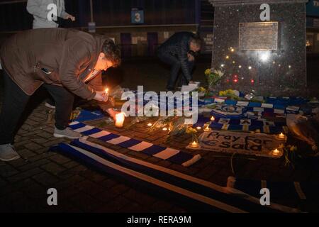 Cardiff, Wales, UK. Le 22 janvier 2019. Hommage des fans de Cardiff Cardiff City Stadium extérieur nouveau record pour la signature d'Emiliano Sala, après que l'avion s'il était en voyage sur de Nantes à Cardiff a disparu au cours de la Manche. Credit : Mark Hawkins/Alamy Live News Banque D'Images