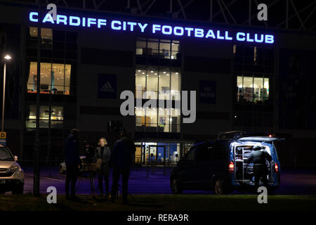 Cardiff, Wales, UK. Le 22 janvier 2019. Médias à l'extérieur de Cardiff City Stadium de rapports sur Nouvel enregistrement signature Emiliano Sala après que l'avion s'il était en voyage sur de Nantes à Cardiff a disparu au cours de la Manche. Credit : Mark Hawkins/Alamy Live News Banque D'Images