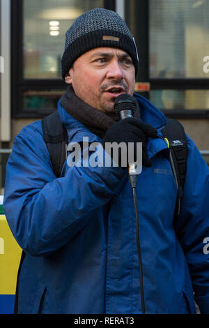 Londres, Royaume-Uni. 22 janvier, 2019. Rob Williams, président de la Commission nationale des délégués syndicaux, des adresses de réseau personnel de soutien le ministère de l'économie, de l'énergie et de stratégie industrielle (IBE) représenté par le public et des services commerciaux sur la ligne de piquetage après le début d'une grève pour le London Living Wage de €10,55 par heure et la parité de congés maladie et indemnité de congé annuel avec des fonctionnaires. La grève est coordonnée avec des hôtesses, personnel de sécurité et nettoyage à la Ministère de la Justice représenté par l'Organisation des voix de l'Organisation mondiale du commerce Union européenne. Credit : Mark Kerrison/Alamy Live News Banque D'Images