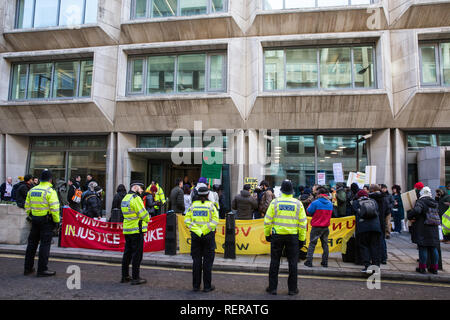 Londres, Royaume-Uni. 22 janvier, 2019. Les réceptionnistes, agents de sécurité et nettoyage à la Ministère de la Justice représenté par l'Organisation des voix de l'Organisation mondiale du commerce Union européenne position sur la ligne de piquetage après avoir commencé une grève pour le London Living Wage de €10,55 par heure et la parité de congés maladie et indemnité de congé annuel avec des fonctionnaires. La grève est coordonnée avec le personnel de soutien le ministère de l'économie, de l'énergie et de stratégie industrielle (IBE) de l'Union européenne les services publics et commerciaux. Credit : Mark Kerrison/Alamy Live News Banque D'Images