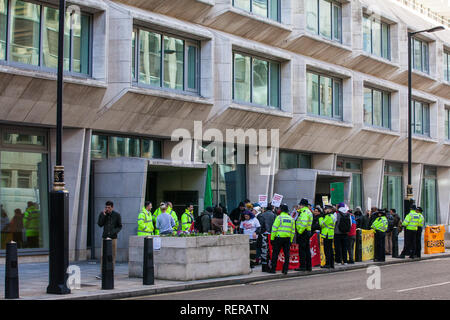 Londres, Royaume-Uni. 22 janvier, 2019. Les réceptionnistes, agents de sécurité et nettoyage à la Ministère de la Justice représenté par l'Organisation des voix de l'Organisation mondiale du commerce Union européenne position sur la ligne de piquetage après avoir commencé une grève pour le London Living Wage de €10,55 par heure et la parité de congés maladie et indemnité de congé annuel avec des fonctionnaires. La grève est coordonnée avec le personnel de soutien le ministère de l'économie, de l'énergie et de stratégie industrielle (IBE) de l'Union européenne les services publics et commerciaux. Credit : Mark Kerrison/Alamy Live News Banque D'Images