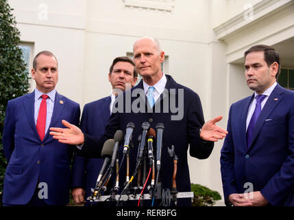 Le sénateur américain Rick Scott (républicain de Floride), de centre droit, fait les commentaires comme il répond aux journalistes après lui et d'autres membres de la délégation conférée en Floride avec le Président Donald J. Trump à la Maison Blanche à Washington, DC le mardi 22 janvier, 2019. La réunion centrée sur le Venezuela et Cuba. En photo avec le sénateur Scott, de gauche à droite : Mario Diaz-Balart (représentant républicain de Floride), Gouverneur Républicain de Ron DeSantis (Floride), et le sénateur américain républicain Marco Rubio (de Floride). Credit : Ron Sachs/CNP | conditions dans le monde entier Banque D'Images