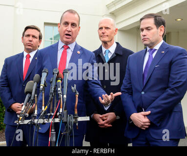 Représentant des États-Unis Mario Diaz-Balart (républicain de Floride), centre gauche, fait les commentaires comme il répond aux journalistes après lui et d'autres membres de la délégation conférée en Floride avec le Président Donald J. Trump à la Maison Blanche à Washington, DC le mardi 22 janvier, 2019. La réunion centrée sur le Venezuela et Cuba. En photo avec un Représentant Diaz-Balart, de gauche à droite : Gouverneur Républicain de Ron DeSantis (Floride), le sénateur américain Rick Scott (républicain de la Floride), et le sénateur Marco Rubio NOUS (républicain de Floride). Credit : Ron Sachs/CNP | conditions dans le monde entier Banque D'Images