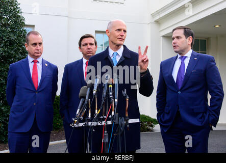Le sénateur américain Rick Scott (républicain de Floride), de centre droit, fait les commentaires comme il répond aux journalistes après lui et d'autres membres de la délégation conférée en Floride avec le Président Donald J. Trump à la Maison Blanche à Washington, DC le mardi 22 janvier, 2019. La réunion centrée sur le Venezuela et Cuba. En photo avec Rubio, de gauche à droite : Mario Diaz-Balart (représentant républicain de Floride), Gouverneur Républicain de Ron DeSantis (Floride), et le sénateur américain républicain Marco Rubio (de Floride). Credit : Ron Sachs/CNP | conditions dans le monde entier Banque D'Images