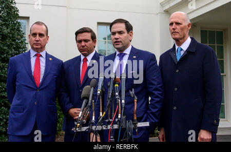 États-unis le sénateur Marco Rubio (républicain de Floride), de centre droit, fait les commentaires comme il répond aux journalistes après lui et d'autres membres de la délégation conférée en Floride avec le Président Donald J. Trump à la Maison Blanche à Washington, DC le mardi 22 janvier, 2019. La réunion centrée sur le Venezuela et Cuba. En photo avec Rubio, de gauche à droite : Mario Diaz-Balart (représentant républicain de Floride), Gouverneur Républicain de Ron DeSantis (Floride), et le sénateur américain Rick Scott (républicain de Floride). Credit : Ron Sachs/CNP | conditions dans le monde entier Banque D'Images