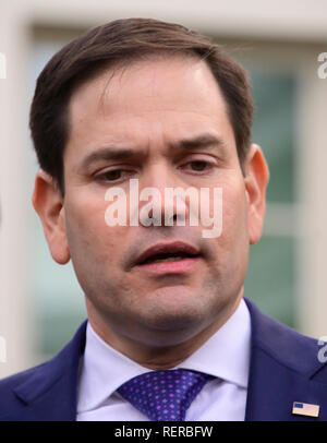 États-unis le sénateur Marco Rubio (républicain de Floride) rend les commentaires comme il répond aux journalistes après lui et d'autres membres de la délégation conférée en Floride avec le Président Donald J. Trump à la Maison Blanche à Washington, DC le mardi 22 janvier, 2019. La réunion centrée sur le Venezuela et Cuba. Credit : Ron Sachs/CNP | conditions dans le monde entier Banque D'Images