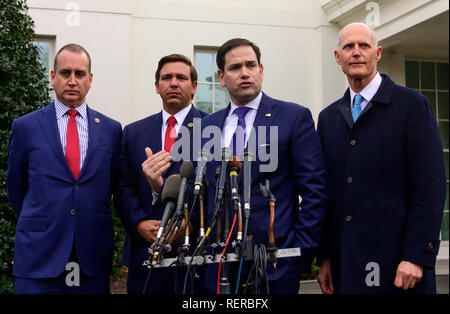 États-unis le sénateur Marco Rubio (républicain de Floride), de centre droit, fait les commentaires comme il répond aux journalistes après lui et d'autres membres de la délégation conférée en Floride s'entretenir avec le président américain, Donald J. Trump à la Maison Blanche à Washington, DC le mardi 22 janvier, 2019. La réunion centrée sur le Venezuela et Cuba. En photo avec Rubio, de gauche à droite : Mario Diaz-Balart (représentant républicain de Floride), Gouverneur Républicain de Ron DeSantis (Floride), et le sénateur américain Rick Scott (républicain de Floride). Credit : Ron Sachs/CNP | conditions dans le monde entier Banque D'Images