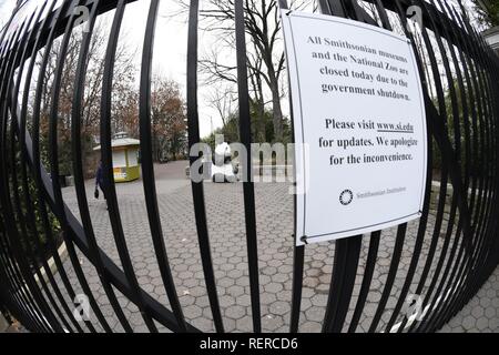 New York, USA. 22 janvier 2019. La photo prise le 2 janvier 2019 montre une porte fermée du parc zoologique national Smithsonian à Washington, DC, aux Etats-Unis. Le gouvernement continue d'arrêt partiel, qui est déjà la plus longue de l'histoire des États-Unis, a commencé le 22 décembre 2018, comme la Maison Blanche et les dirigeants du Congrès démocratique n'a pas réussi à s'entendre sur un budget pour financer le mur de la frontière États-Unis-Mexique, une promesse faite par le Président Donald Trump lors de sa campagne. Banque D'Images