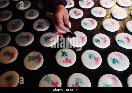 Beijing, Chine. 21 Jan, 2019. Villager Mo Lu rend ciba, une cuisine traditionnelle à la vapeur de riz gluant pilonné en pâte, à Yinhe Village de Mala ville dans le district de Qianjiang de Chongqing, au sud-ouest de la Chine, 21 janvier 2019 Crédit : Yang Min/Xinhua/Alamy Live News Banque D'Images