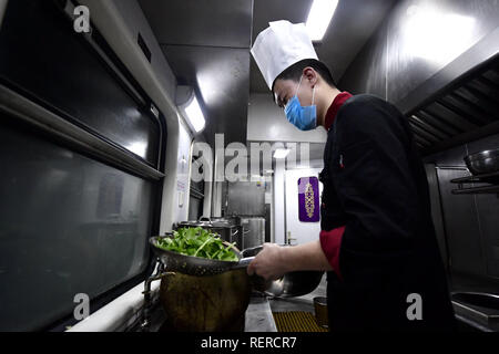 Beijing, Chine. 21 Jan, 2019. Un cuisinier prépare-pot de légumes plantés à bord du 'Tangzhugudao» thème train qui va de Xining à Xigazê sur le chemin de fer Qinghai-Tibet, le 21 janvier 2019. Credit : Zhang Long/Xinhua/Alamy Live News Banque D'Images