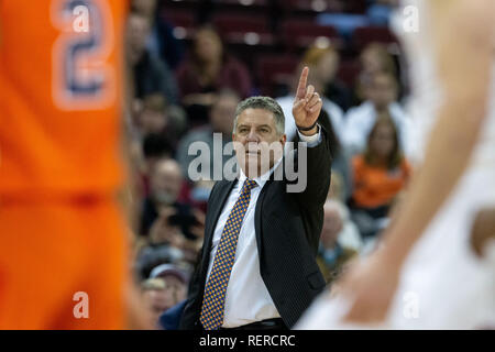 Columbia, SC, États-Unis d'Amérique. 22 janvier, 2019. L'entraîneur-chef des Tigres Auburn Bruce Peral appelle la défense dans le match de basket-ball de NCAA de Colonial Life Arena de Columbia, SC. (Scott Kinser/Cal Sport Media) Credit : csm/Alamy Live News Banque D'Images