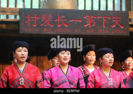 Guangxi, Yunnan, Chine. 23 Jan, 2019. Guangxi, Chine - Le Village de Huangluo Yao groupe ethnique minoritaire, situé dans le Guangxi, est surnommé "Village de long cheveux' parce qu'il y a plus de 60 villageois de femmes aux cheveux longs de 1,4 mètres. La moyenne de la longueur des cheveux des villageois est femelle 1,7 mètres et le plus long cheveux atteignent 2,1 mètres. C'est une tradition que les villageois locaux garder leurs cheveux longs. Crédit : SIPA Asie/ZUMA/Alamy Fil Live News Banque D'Images