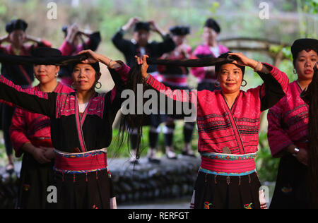 Guangxi, Yunnan, Chine. 23 Jan, 2019. Guangxi, Chine - Le Village de Huangluo Yao groupe ethnique minoritaire, situé dans le Guangxi, est surnommé "Village de long cheveux' parce qu'il y a plus de 60 villageois de femmes aux cheveux longs de 1,4 mètres. La moyenne de la longueur des cheveux des villageois est femelle 1,7 mètres et le plus long cheveux atteignent 2,1 mètres. C'est une tradition que les villageois locaux garder leurs cheveux longs. Crédit : SIPA Asie/ZUMA/Alamy Fil Live News Banque D'Images