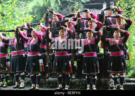 Guangxi, Yunnan, Chine. 23 Jan, 2019. Guangxi, Chine - Le Village de Huangluo Yao groupe ethnique minoritaire, situé dans le Guangxi, est surnommé "Village de long cheveux' parce qu'il y a plus de 60 villageois de femmes aux cheveux longs de 1,4 mètres. La moyenne de la longueur des cheveux des villageois est femelle 1,7 mètres et le plus long cheveux atteignent 2,1 mètres. C'est une tradition que les villageois locaux garder leurs cheveux longs. Crédit : SIPA Asie/ZUMA/Alamy Fil Live News Banque D'Images