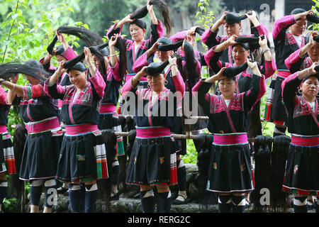 Guangxi, Yunnan, Chine. 23 Jan, 2019. Guangxi, Chine - Le Village de Huangluo Yao groupe ethnique minoritaire, situé dans le Guangxi, est surnommé "Village de long cheveux' parce qu'il y a plus de 60 villageois de femmes aux cheveux longs de 1,4 mètres. La moyenne de la longueur des cheveux des villageois est femelle 1,7 mètres et le plus long cheveux atteignent 2,1 mètres. C'est une tradition que les villageois locaux garder leurs cheveux longs. Crédit : SIPA Asie/ZUMA/Alamy Fil Live News Banque D'Images