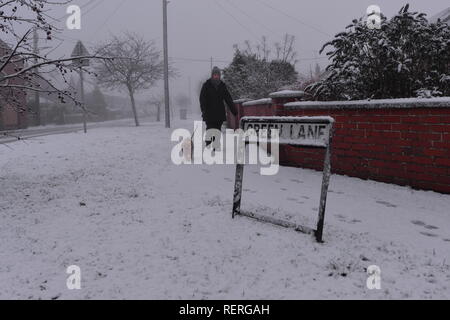 Voie Verte signe inapproprié, Willaston, Nantwich, Cheshire, Royaume-Uni, femme marche un chien dans la neige sur un matin d'hiver blanc. Banque D'Images