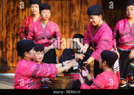 Guangxi, Yunnan, Chine. 23 Jan, 2019. Guangxi, Chine - Le Village de Huangluo Yao groupe ethnique minoritaire, situé dans le sud-ouest de l'ChinaÃ¢â€™Guangxi, est surnommé l'"Village de Long HairÃ' parce qu'il y a plus de 60 villageois de femmes aux cheveux longs de 1,4 mètres. La moyenne de la longueur des cheveux des villageois est femelle 1,7 mètres et le plus long cheveux atteignent 2,1 mètres. ItÃ¢â€™une tradition que les villageois féminins locaux garder leurs cheveux longs. Crédit : SIPA Asie/ZUMA/Alamy Fil Live News Banque D'Images